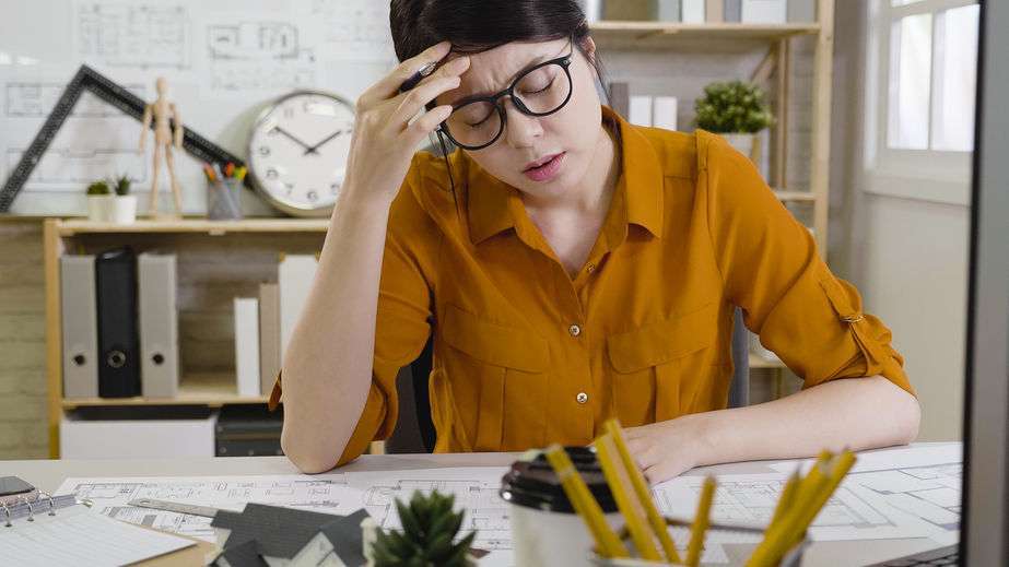 职业以及学习等各方面的压力,这些压力迫使他们不得不埋头努力,伏案