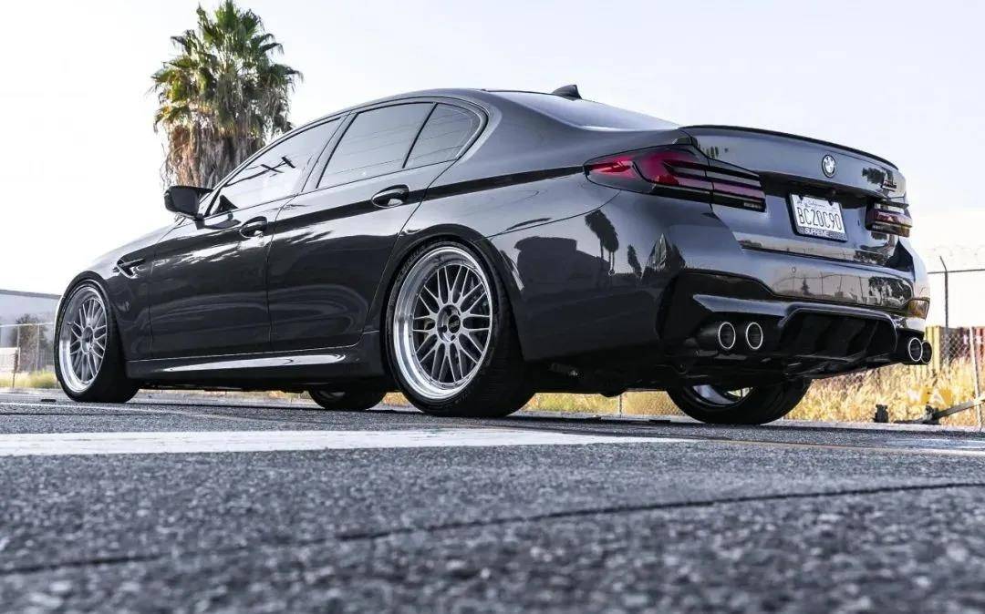 人生无处不改装,这台f90 m5升级了外观后,看上去更凶狠了!