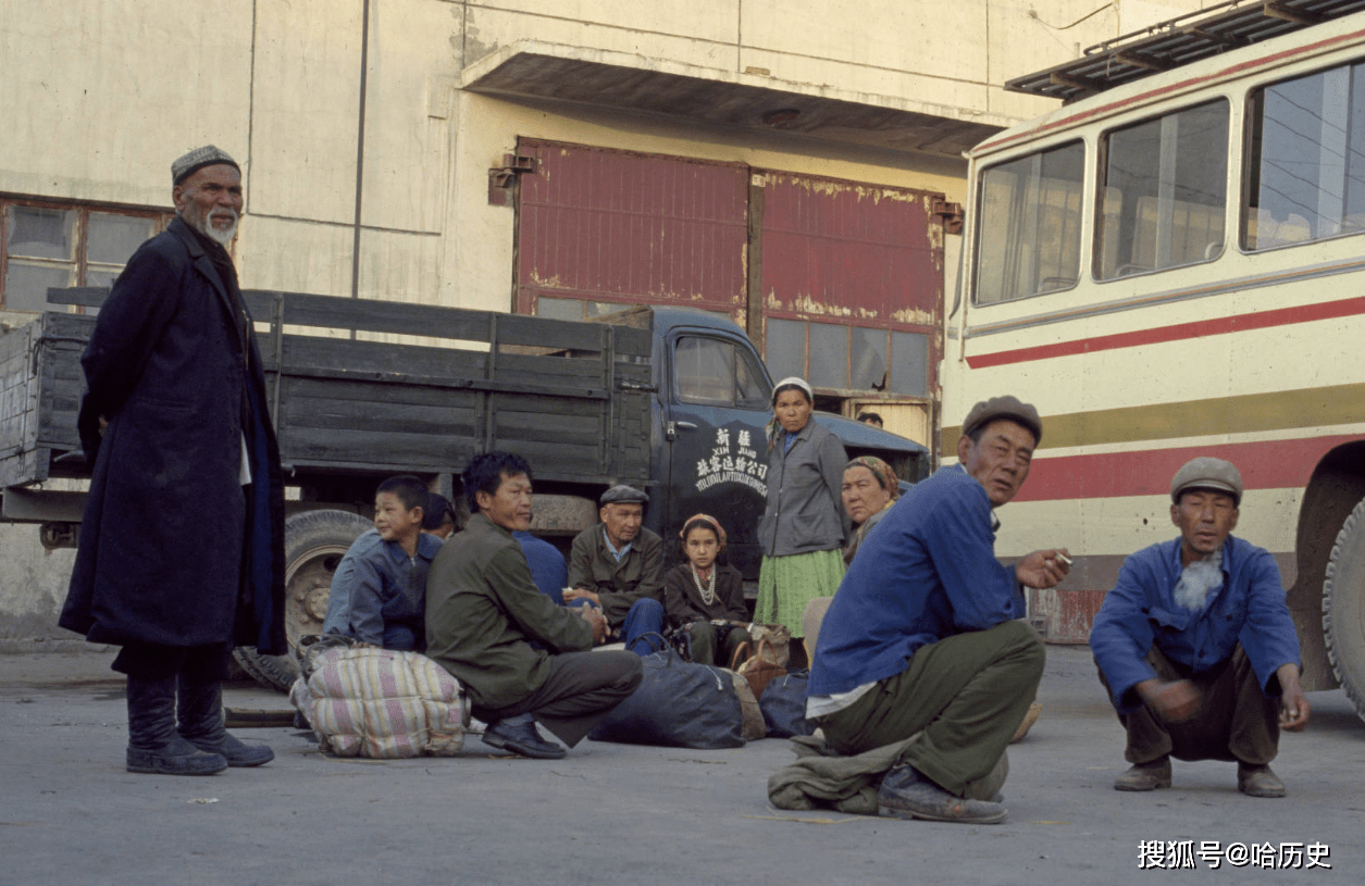 老照片:80年代新疆吐魯番,雙卡錄音機,28自行車