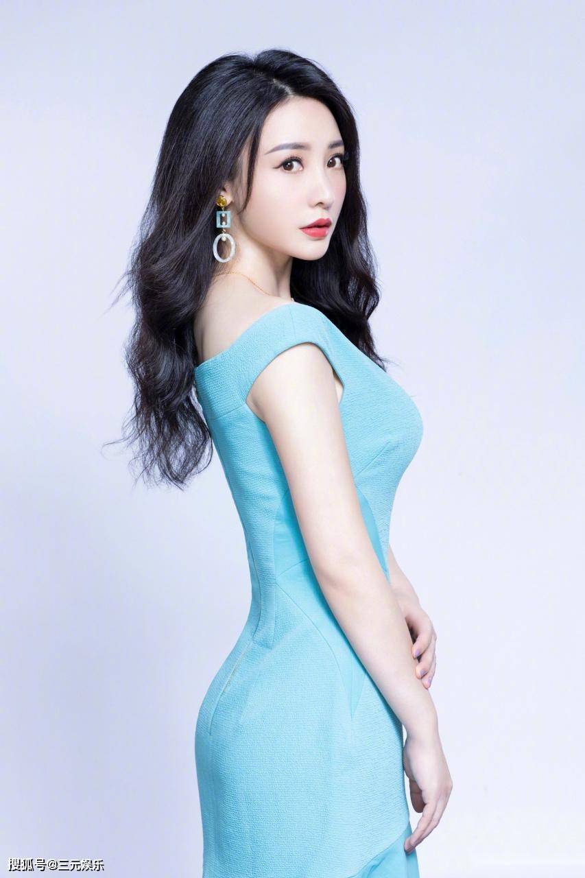 柳岩晒近照引热议,9张照片却有5张是侧身照,网友发现"猫腻"_身材