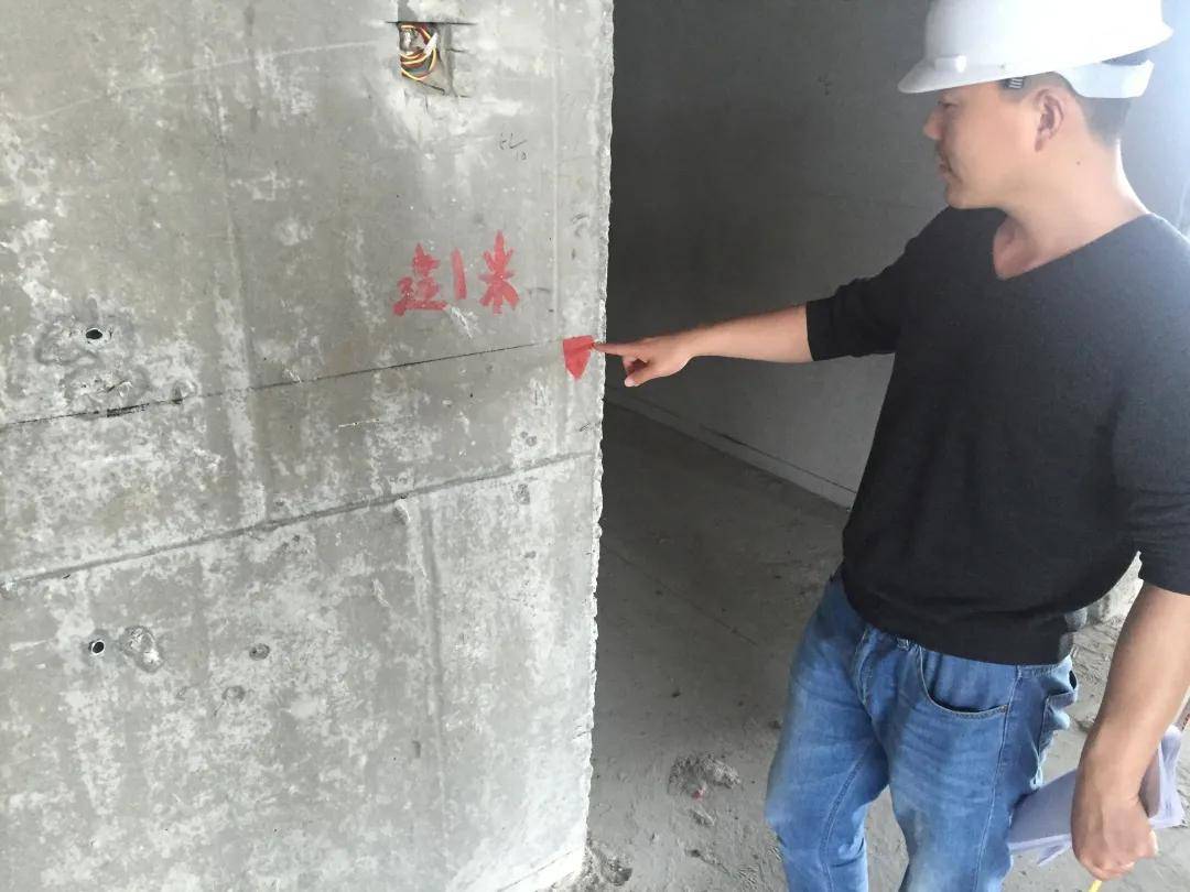 时跟总包单位办理轴线移交工作,并办理书面移交单跟据总包移交标高线