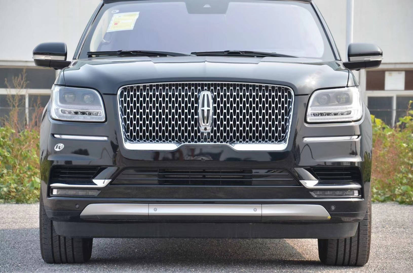 林肯宽大充满侵略性的车头看起来非常霸气,低调奢华内饰更是商务高端