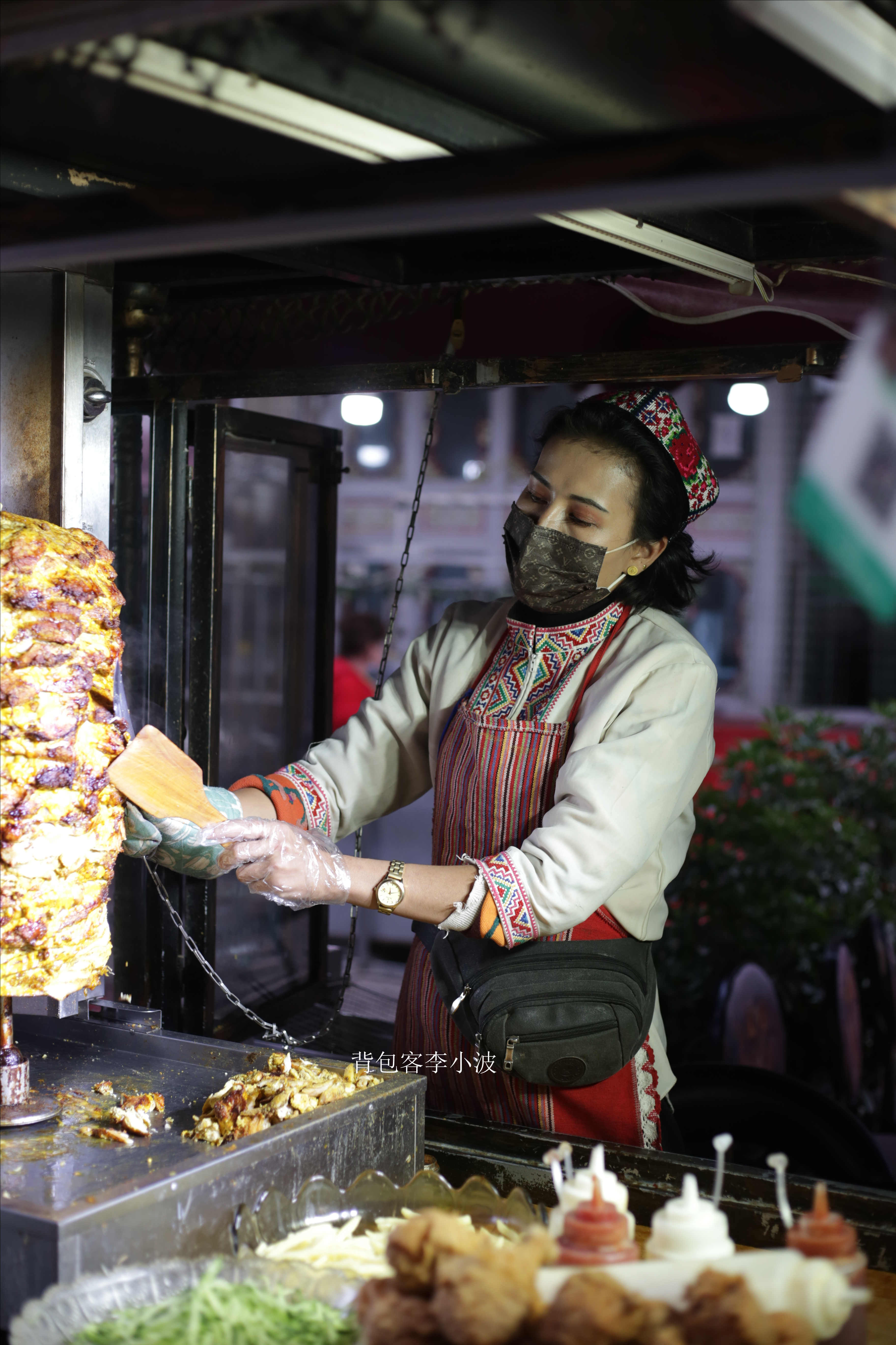 实拍喀什夜市美食近百种好吃的游客称切糕也太便宜了吧