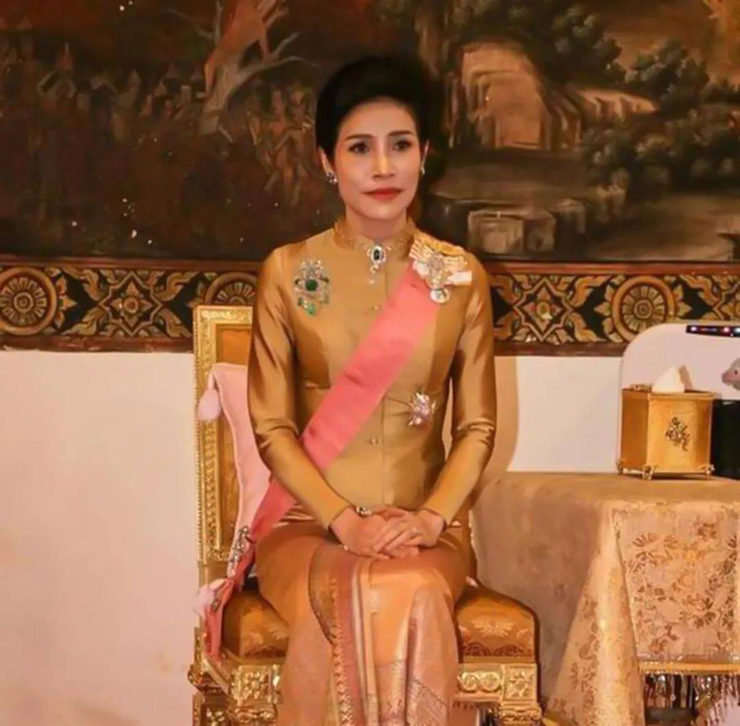 重新复出的诗妮娜冰释前嫌,一心维护王室形象,难怪泰