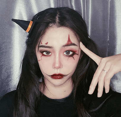 鬼娃娃妆容的重点在于伤痕,有条件的姐妹可以蘸取家里的红药水或者