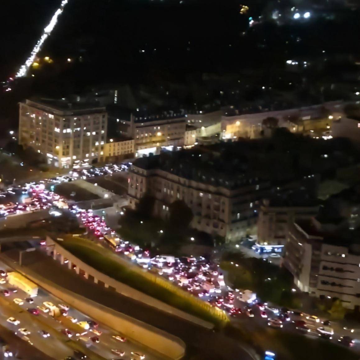 原创巴黎封城前夜成千上万人逃离造成严重的交通拥堵