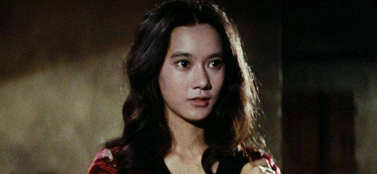 她是李小龙电影里的最美女神,如今68岁气质不俗,依然单身_苗可秀