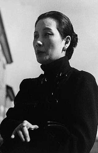 因为根据美国调查,从抗战到解放战争结束,蒋夫人大约把七亿五千万美元