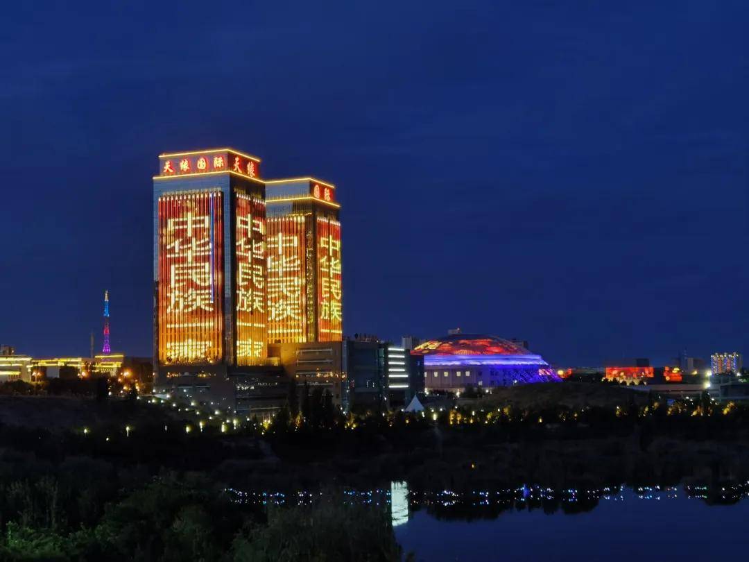 时值深秋,穿行在伊宁市的大街小巷,能听见秋风秋雨在言说着不一样的秋