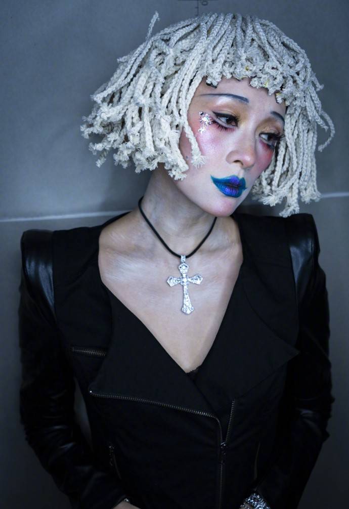 盘点艺人万圣节妆容! 周杰伦女儿罕见露正脸,章子怡拖把头认不出