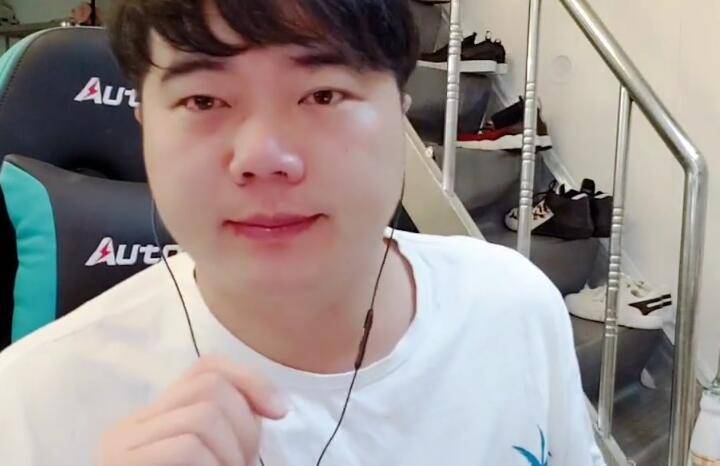 还同时得罪了女主播的金主,结果神豪来讨要说法仍然遭到张大龙一顿口