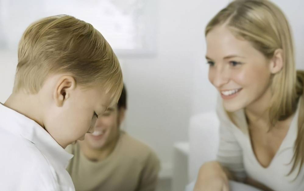 好可爱幼儿园小朋友轮班做礼仪小标兵如何教孩子礼貌打招呼