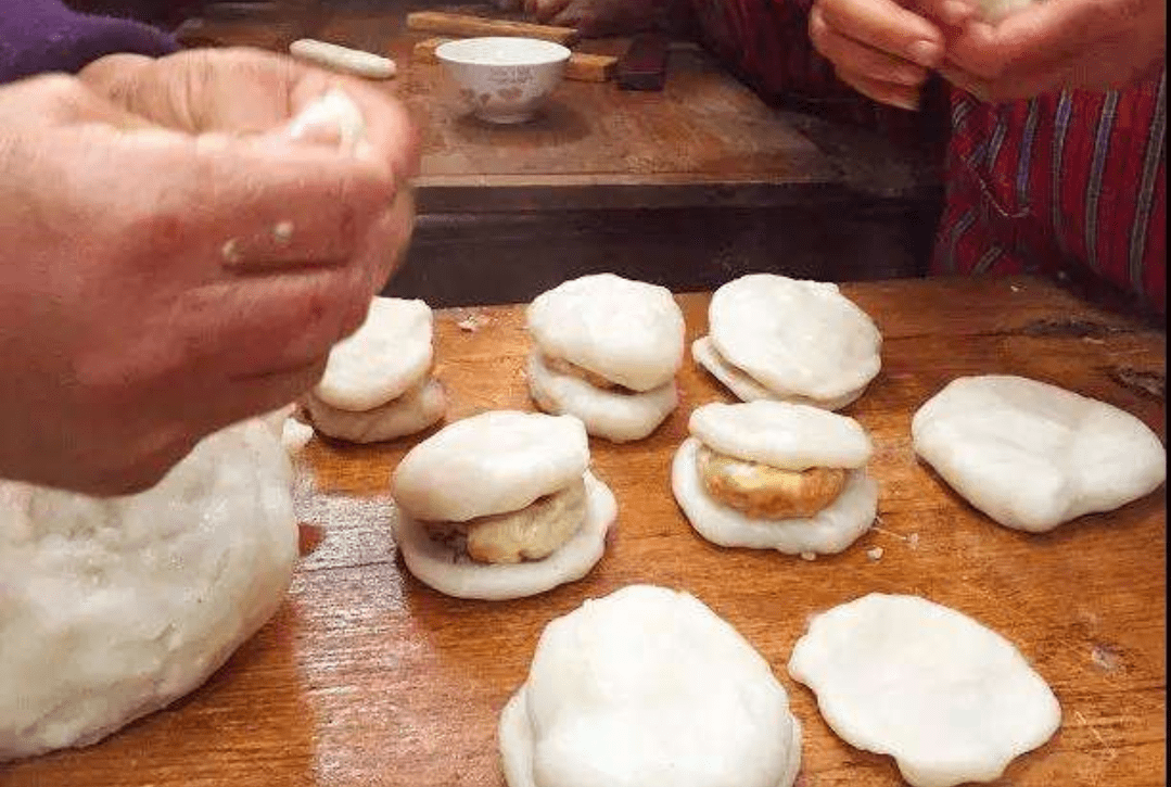 这美食诸暨人吃了几百年,名叫年糕糳,早餐一定得吃它