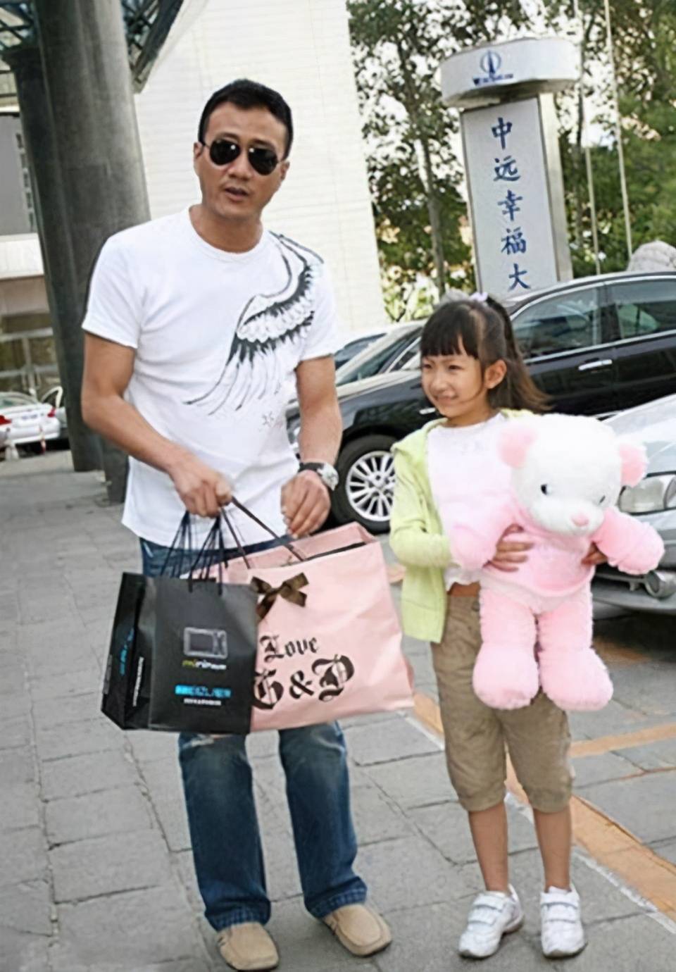 胡军对儿子和女儿的态度,简直天差地别,女儿撞脸江疏影,像妈妈