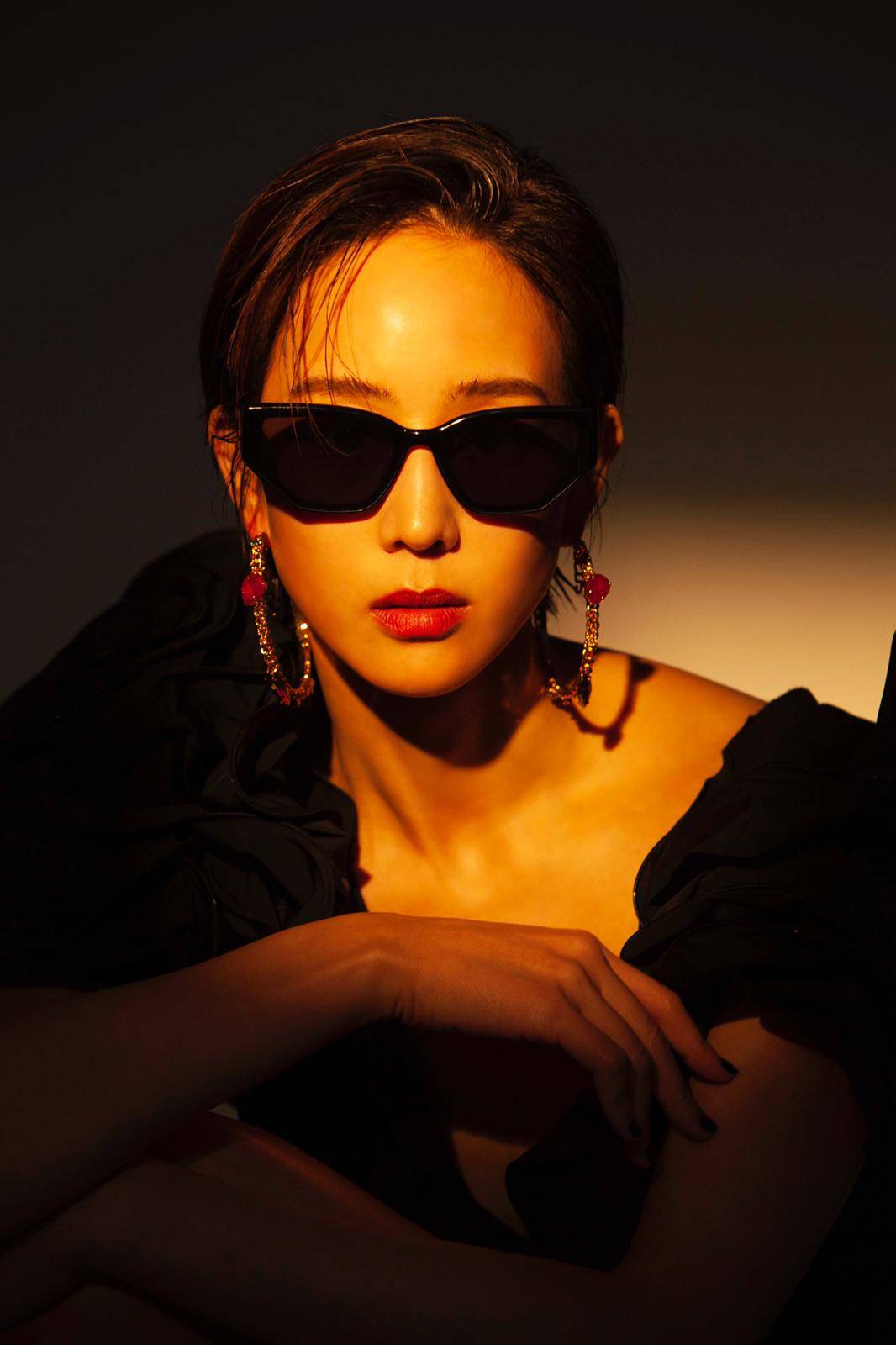 张钧甯港风复古杂志封面大片 举手投足皆是风韵_生活