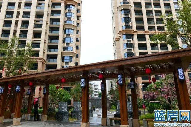 小区主要出入口大堂天悦莲馨由5栋高层住宅楼,1个商业区,1个社区服务