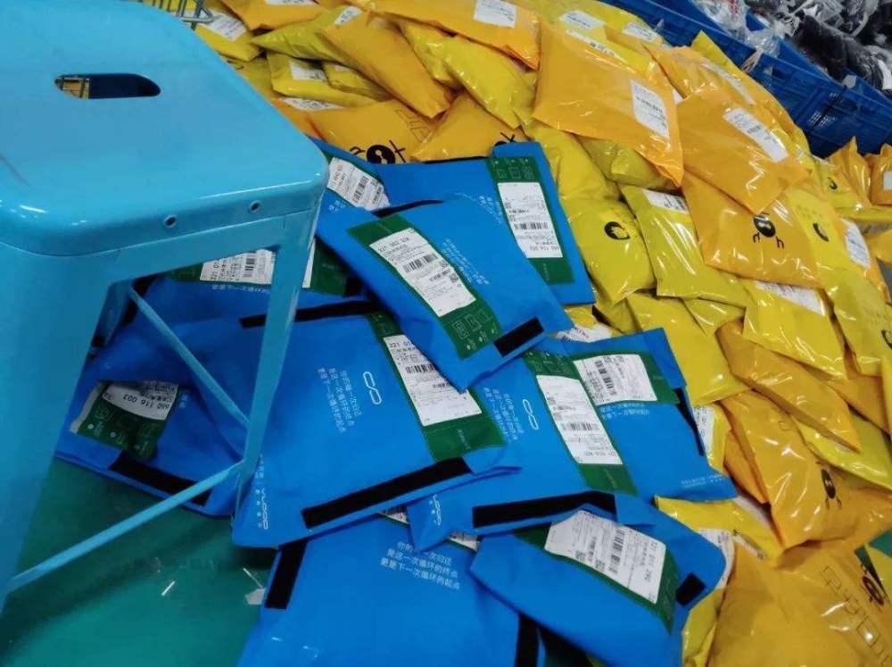 随着"双11"的提前启动,快递包装问题再次成为关注热点.