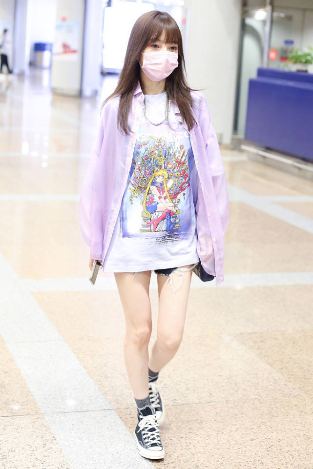 李小璐外穿紫色夹克搭美少女印花t恤裙浓浓的少女气息