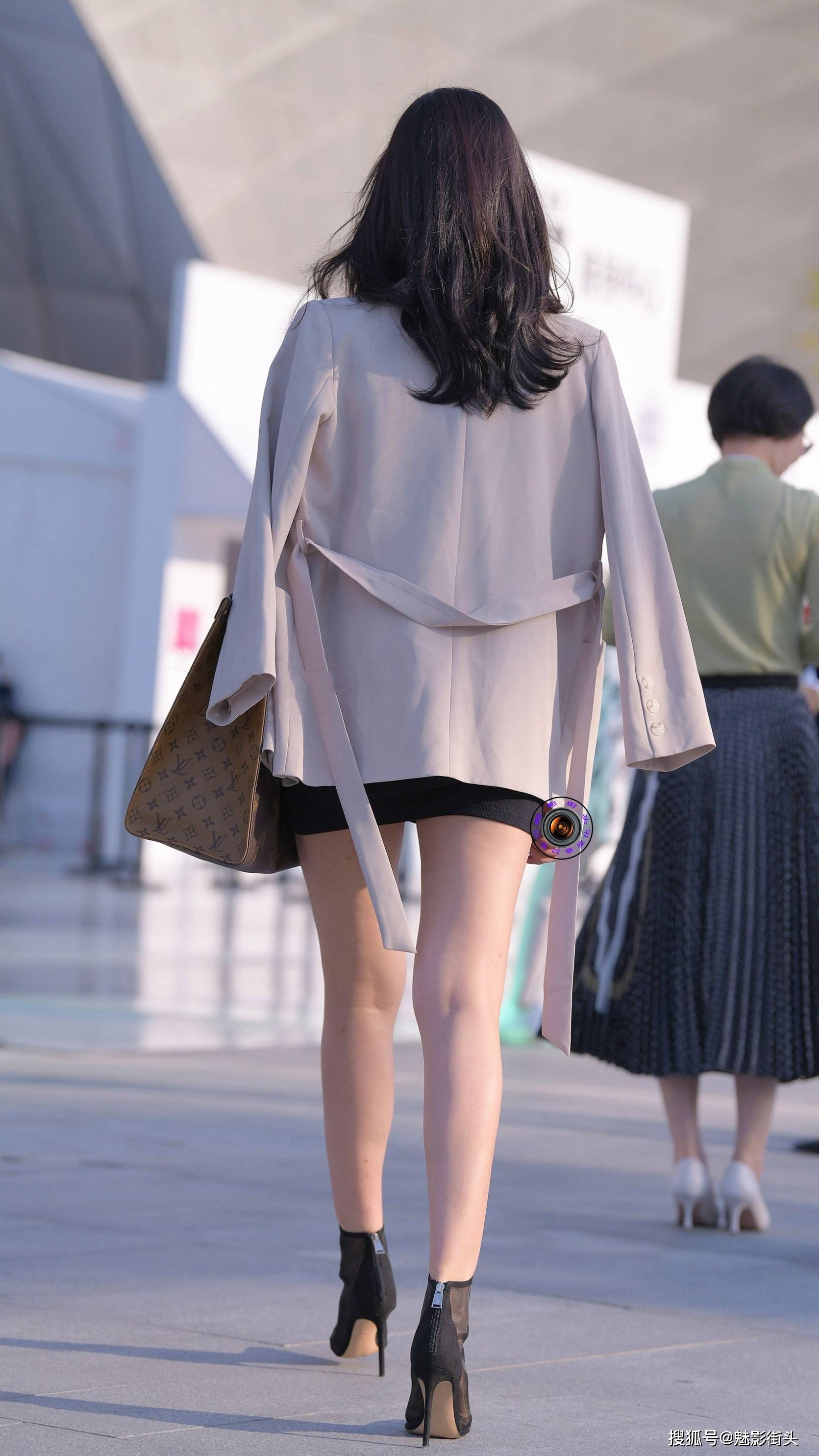 原创秋末冬初穿裙子,搭配西装外套和短靴,时髦又显职业女性气质