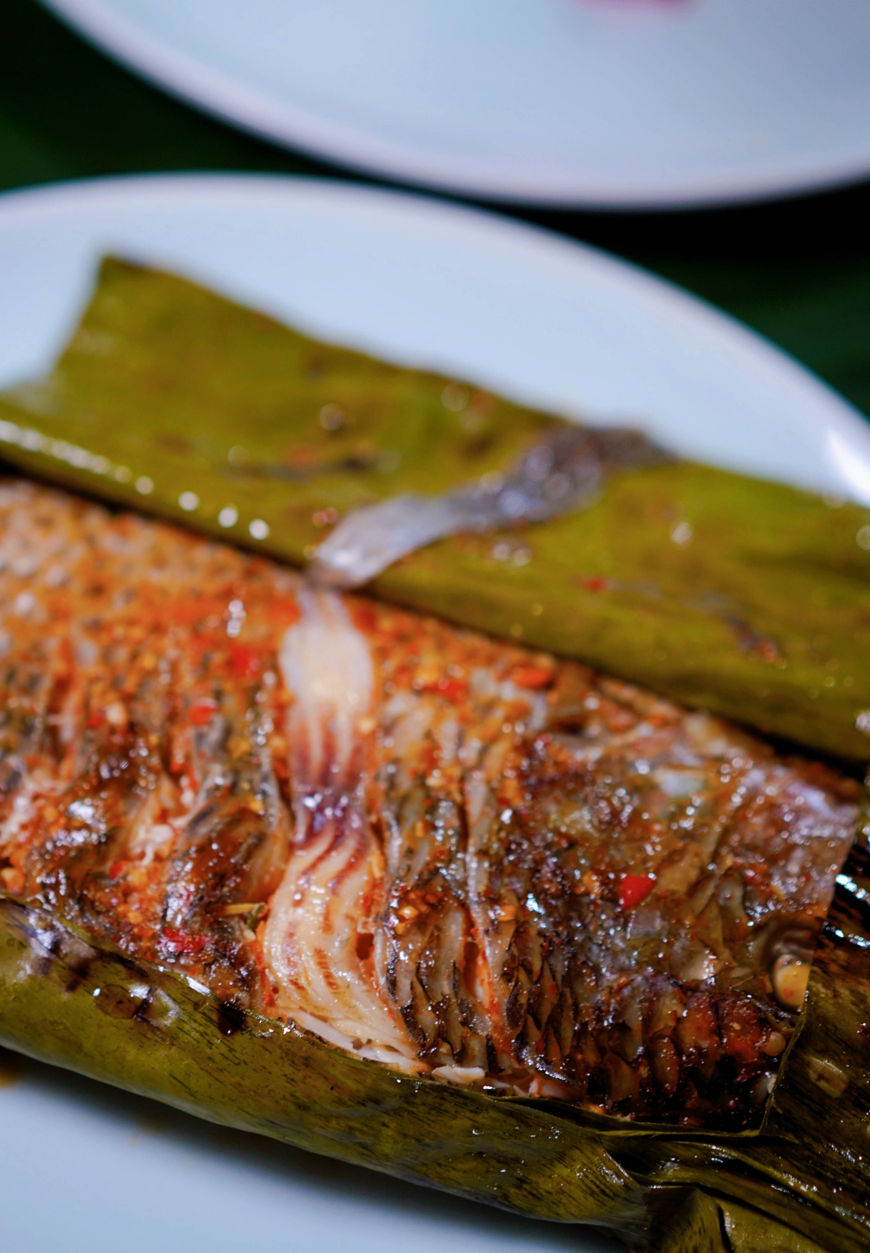 包烧是西双版纳傣族特殊的一种烹饪方法,以火塘和芭蕉叶为道具,漫山