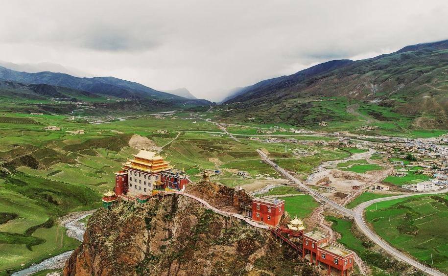 西藏悬崖上的寺庙,有活佛住持,距离县城不到40公里