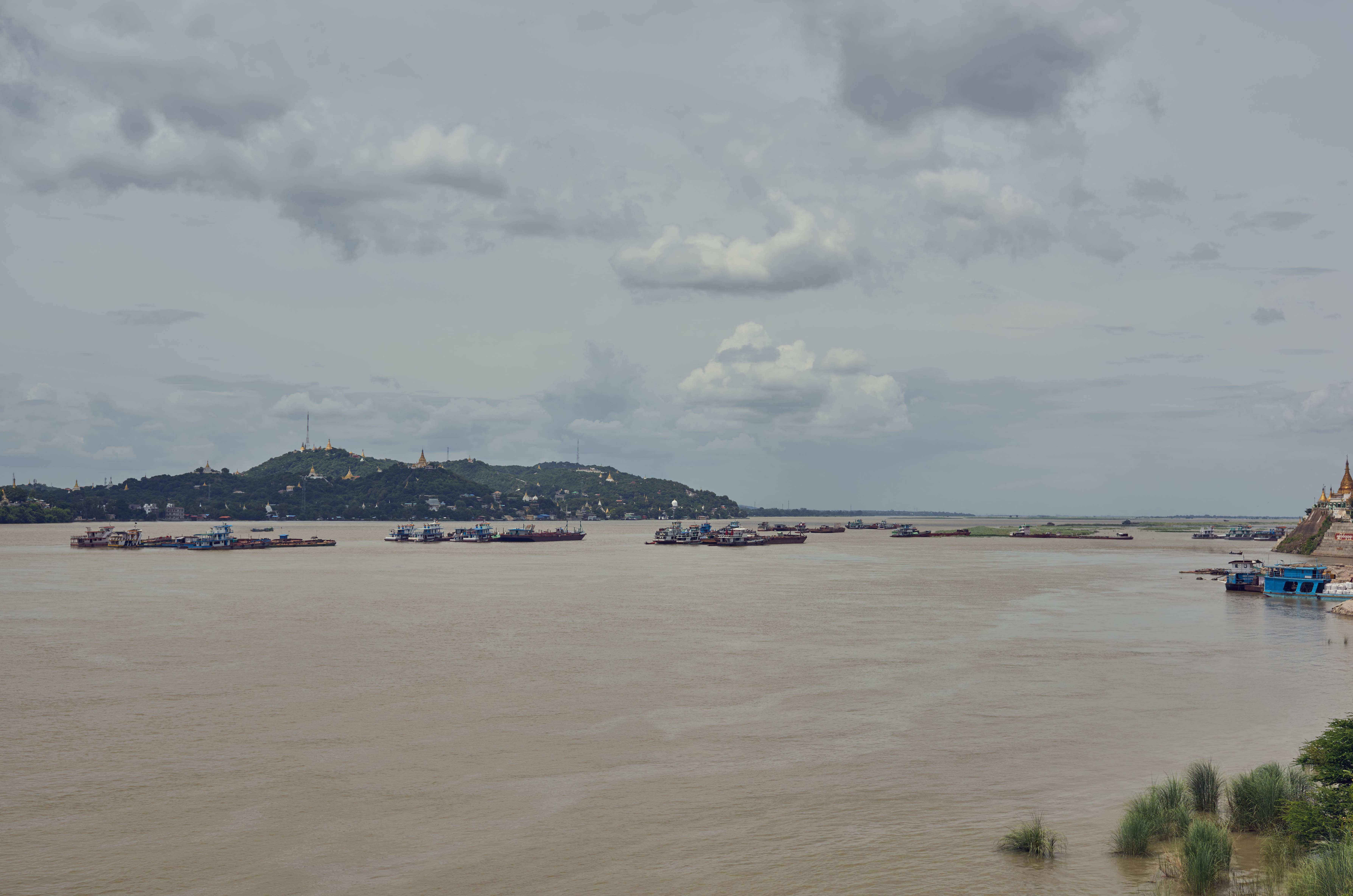 中国称之为独龙江,在缅甸就叫做伊洛瓦底江,渔夫以捕鱼为生