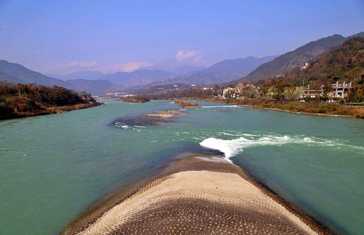 都江堰下面,埋着四根神奇"卧铁",一般人不知道它们是干什么的