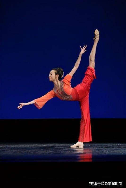 的她在各种比赛中脱颖而出,年轻有为的她凭借《胭脂扣》获得了大奖,还