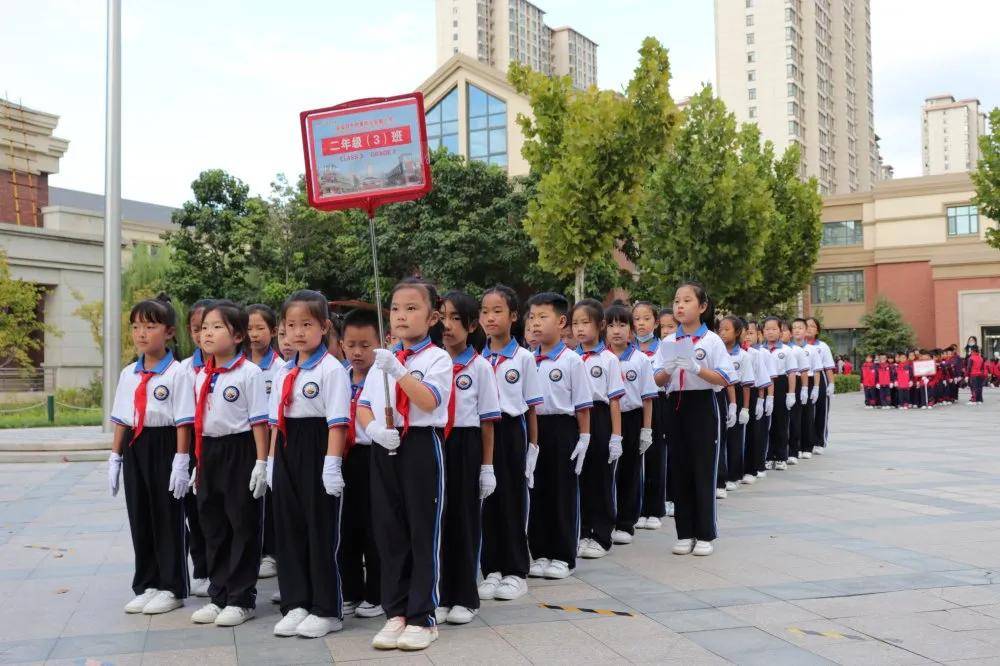 固安四中附属阳光实验小学喜迎国庆文明伴我行队列队形比赛