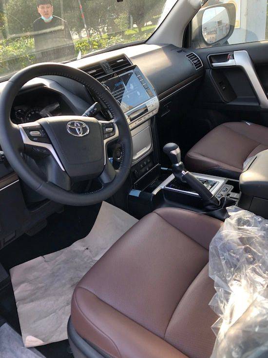 20款中东版普拉多霸道4000可以说是suv车型中赋性最奇异,气质最崇高的