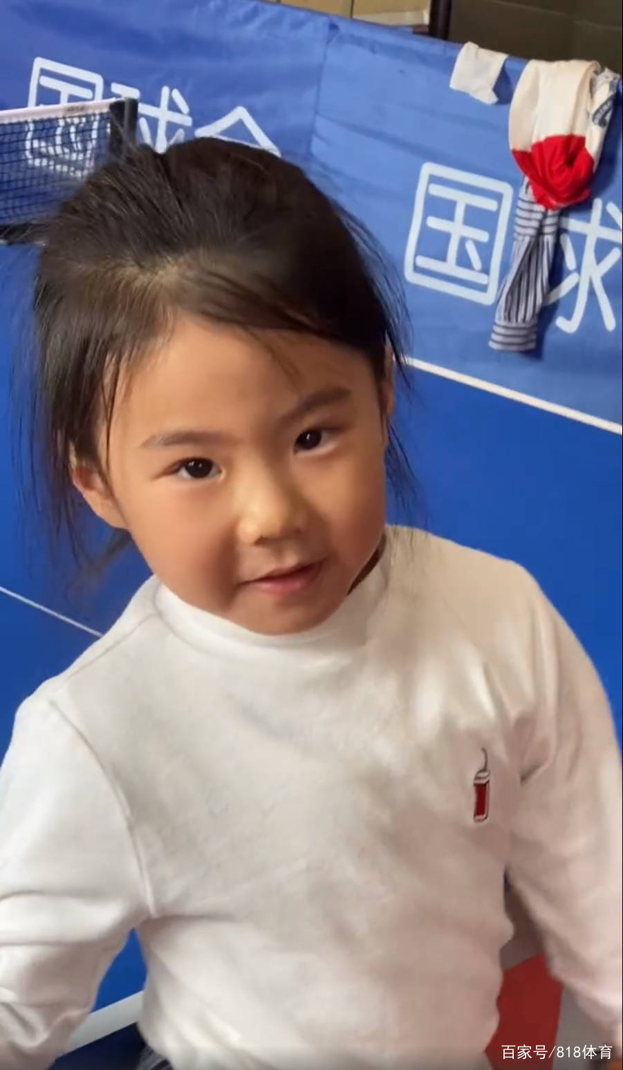 原创王楠教4岁女儿打乒乓金左手认真劲神似楠姐巨富老公心疼累不累