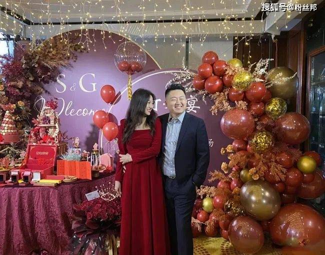 许多粉丝发出小洲订婚宴现场的图片,"sg"宋京洲(小洲)和高扬(温暖)