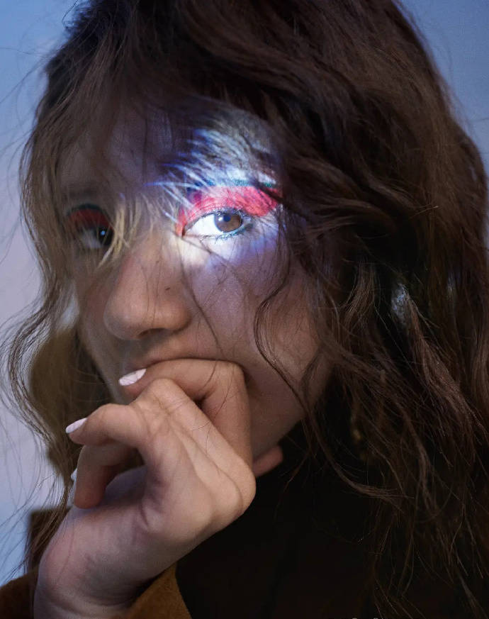 赵露思暗黑系大片曝光 涂红唇眼神惊恐画风诡异