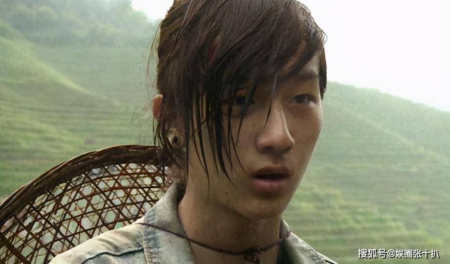 原创变形计神仙妹妹因父亲无奈辍学如今穿名牌化浓妆