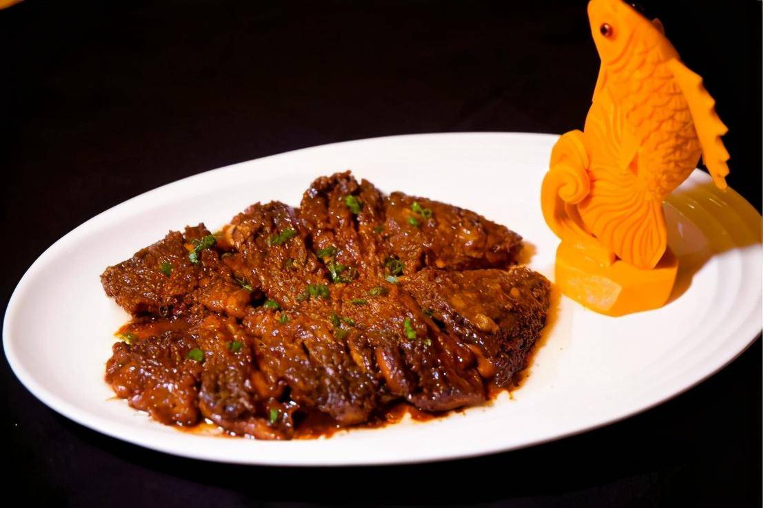 "能够在央视的镜头里看到咱们保定菜,这是对保定美食的肯定,也是我们