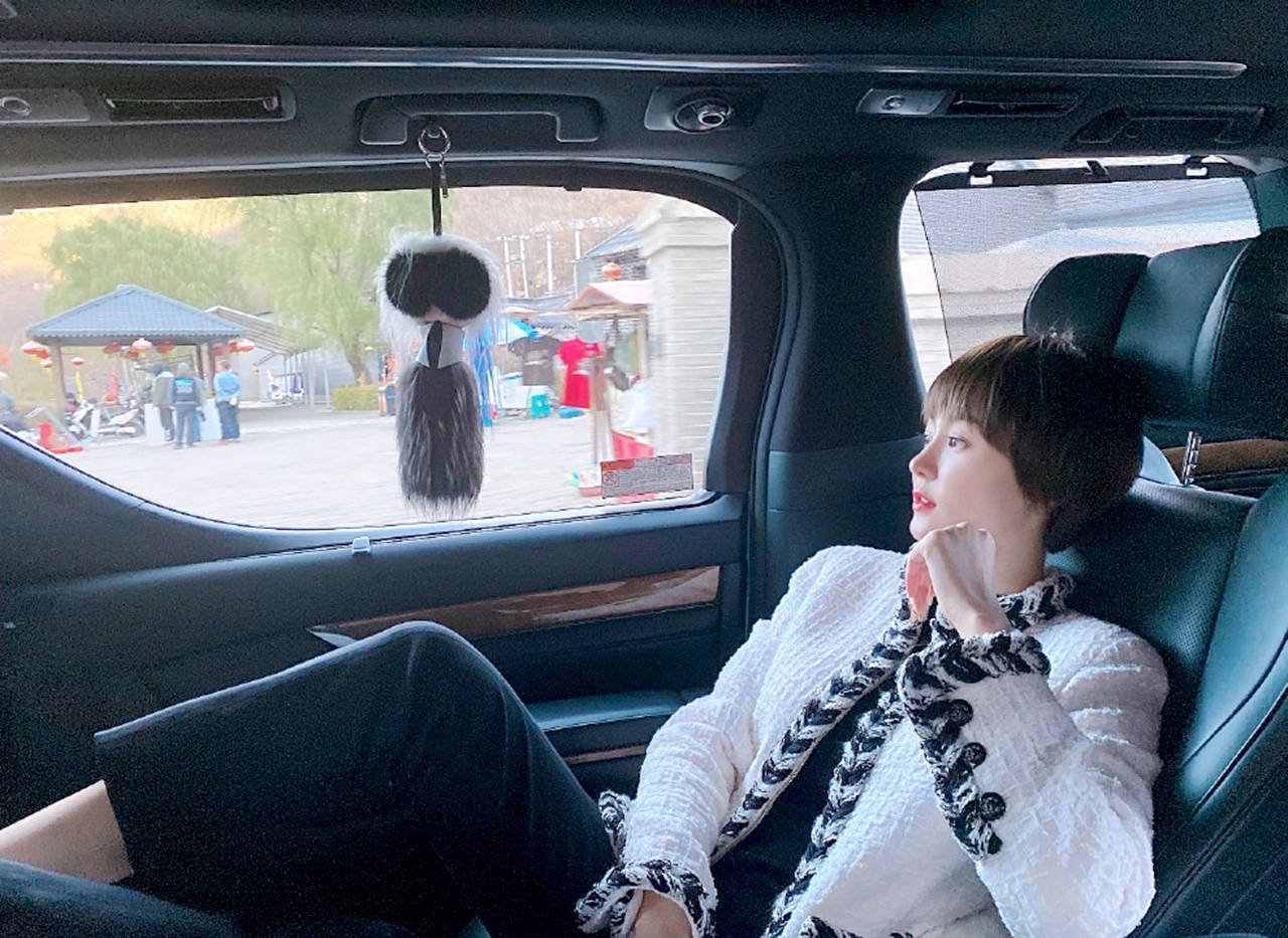 《乡村爱情14》女演员半躺在豪车中,只演过两部剧,生活却很滋润