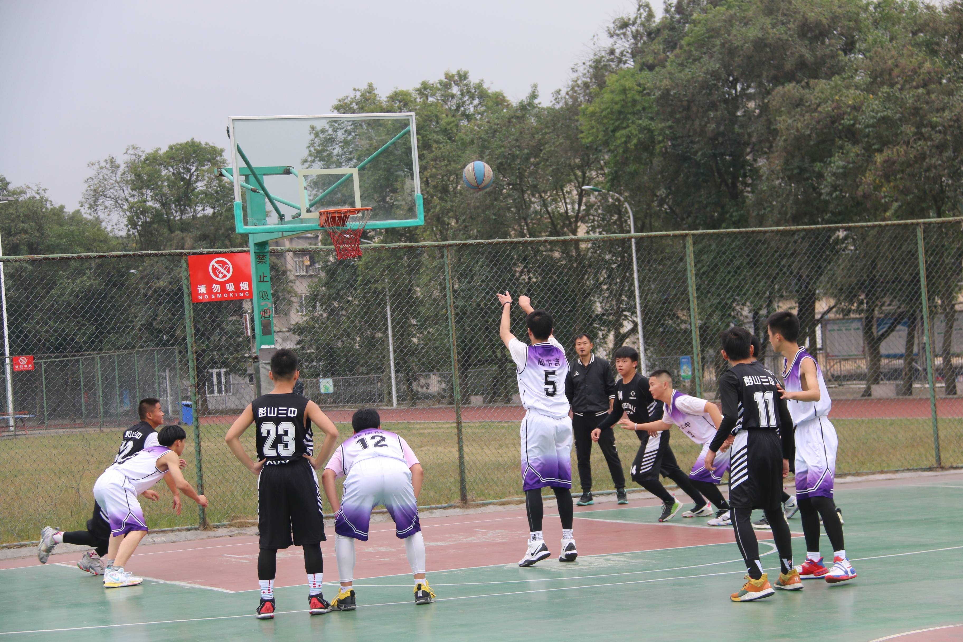 彭山二中男篮蝉联区中学生篮球赛冠军