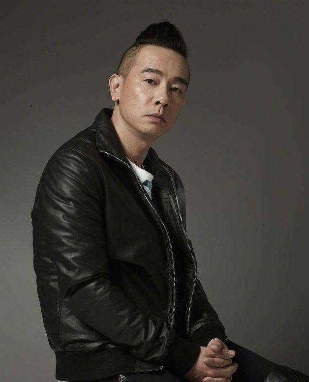 山鸡哥陈小春家庭贫困把弟弟送人如今身价过亿却再找不回