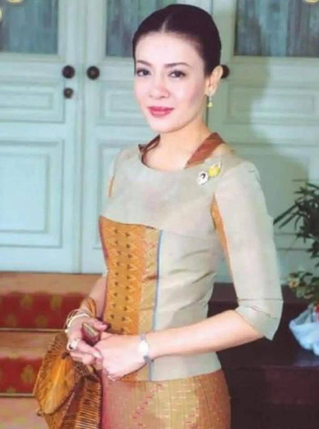 西米拉还活着!泰国最美王后4年后爆新照,剃光头穿白袍瘦到可怜