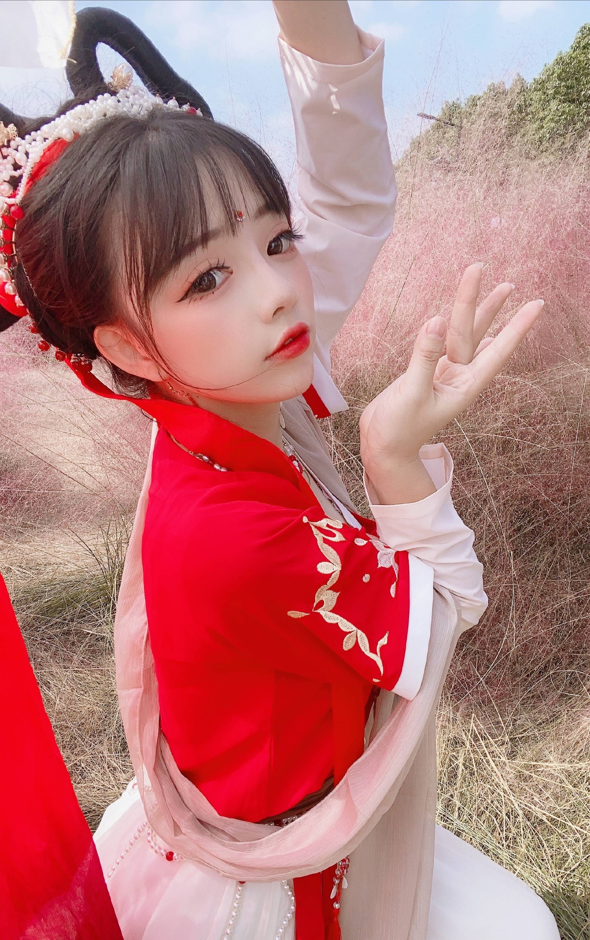 王奕萌也是个邋遢鬼?新动态曝光其背后样子,卧室跟垃圾堆差不多