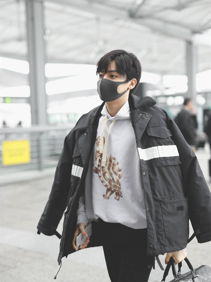 侯明昊现身,再次展示"男友风"穿搭,学会也能成为最靓的仔!