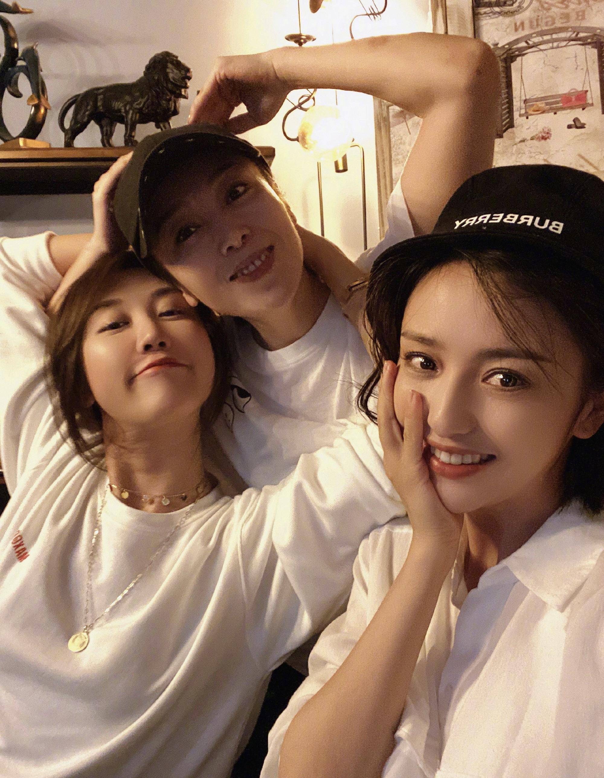 佟丽娅牵手神秘男性上热搜,火速发博澄清,白色衬衫渔夫帽气质佳