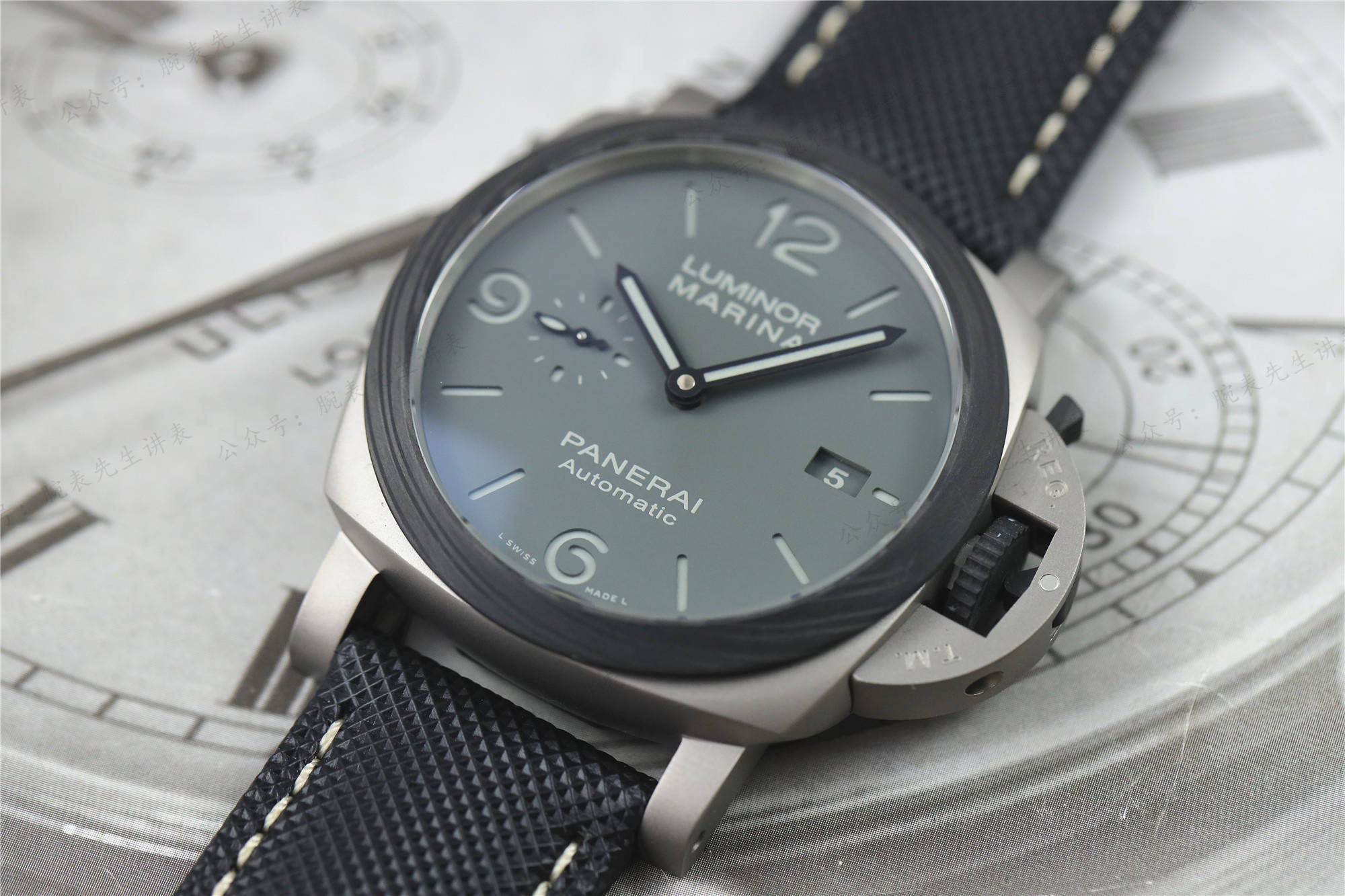 当钛金属与碳纤维相结合成就了vs沛纳海pam1662烟灰色腕表