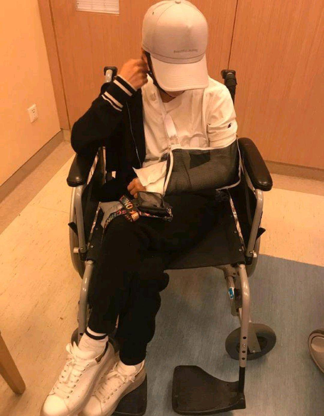 得还是很严重的,毕竟是粉碎性骨折,手术后肯定需要打石膏来固定手臂的