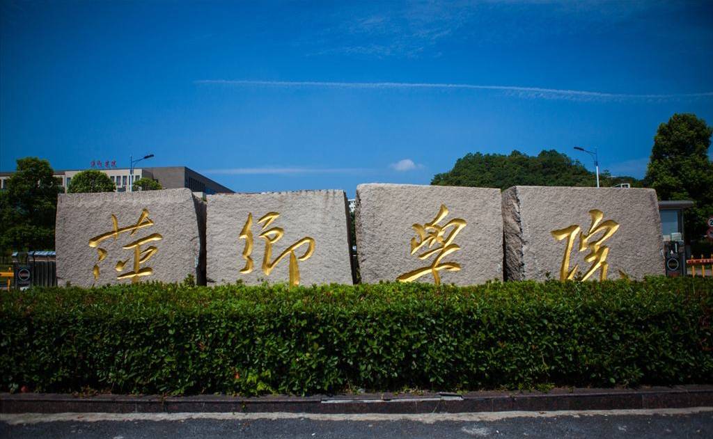 江西一高校领导醉酒后踹飞女大学生,事后喝酒领导向学生下跪道歉