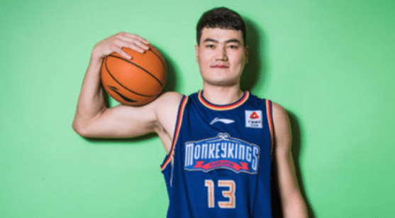 原创代怀博三分出手,焦恩格尔扑防被吹犯规,但撤脚那一下太涨人品!