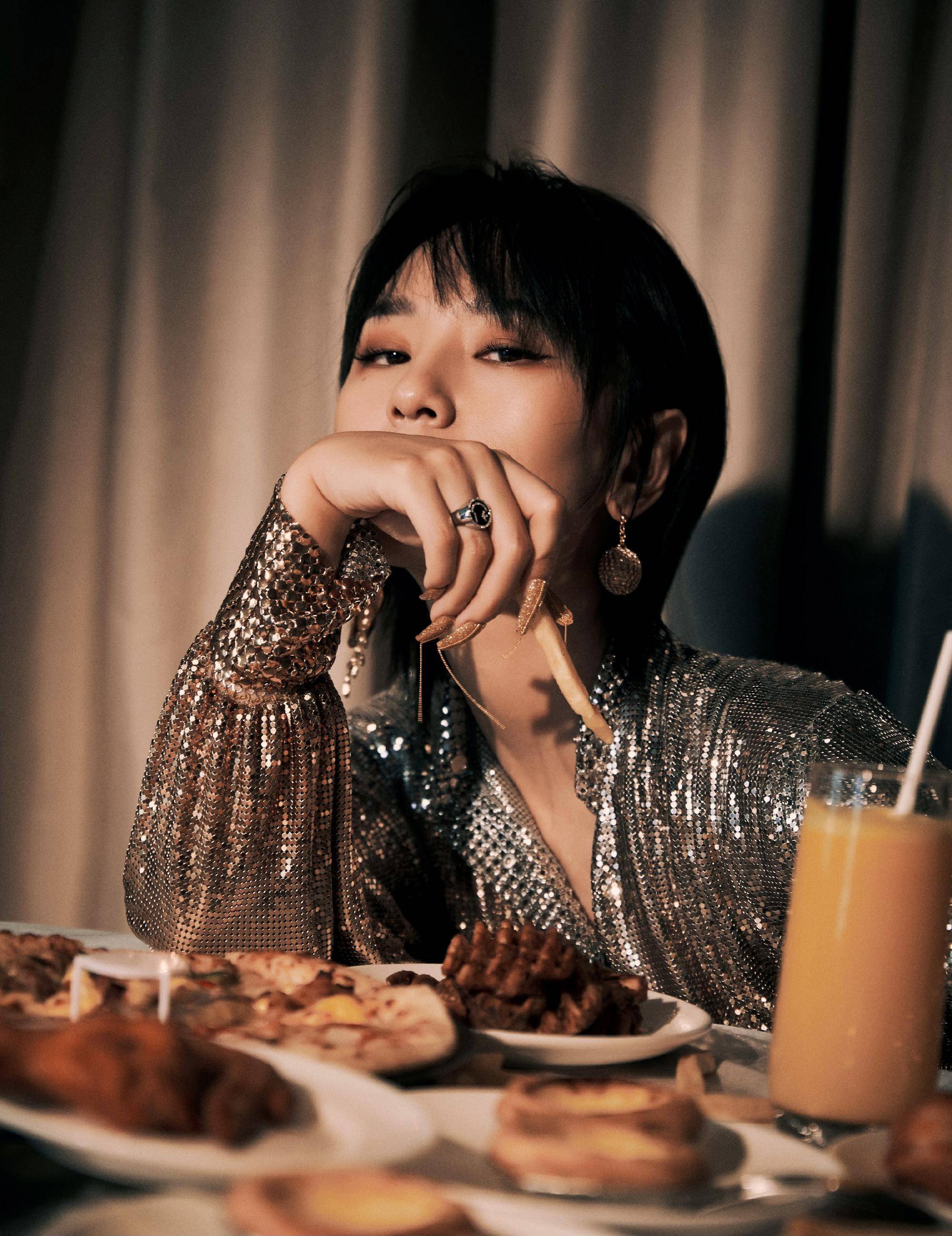 周笔畅穿礼服大口吃螃蟹,一袭亮钻金色v领裙,珍珠耳环戴一只_手机搜狐