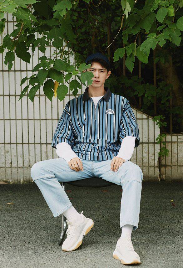 李现的直男坐姿火了,双腿呈"倒l型",身高不足180模仿不来