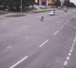 趣图爆笑GIF:极具镜头感的路人