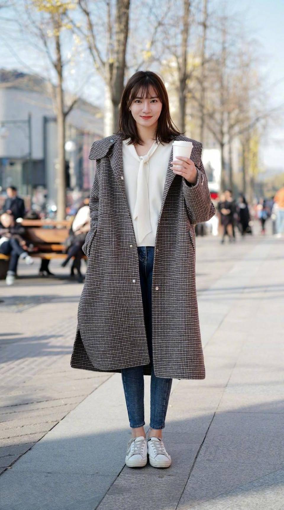 路人街拍,美女穿白色的印花t恤,精致感十足